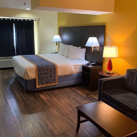 Days Inn & Suites By Wyndham Tampa/Raymond James Stadium Экстерьер фото