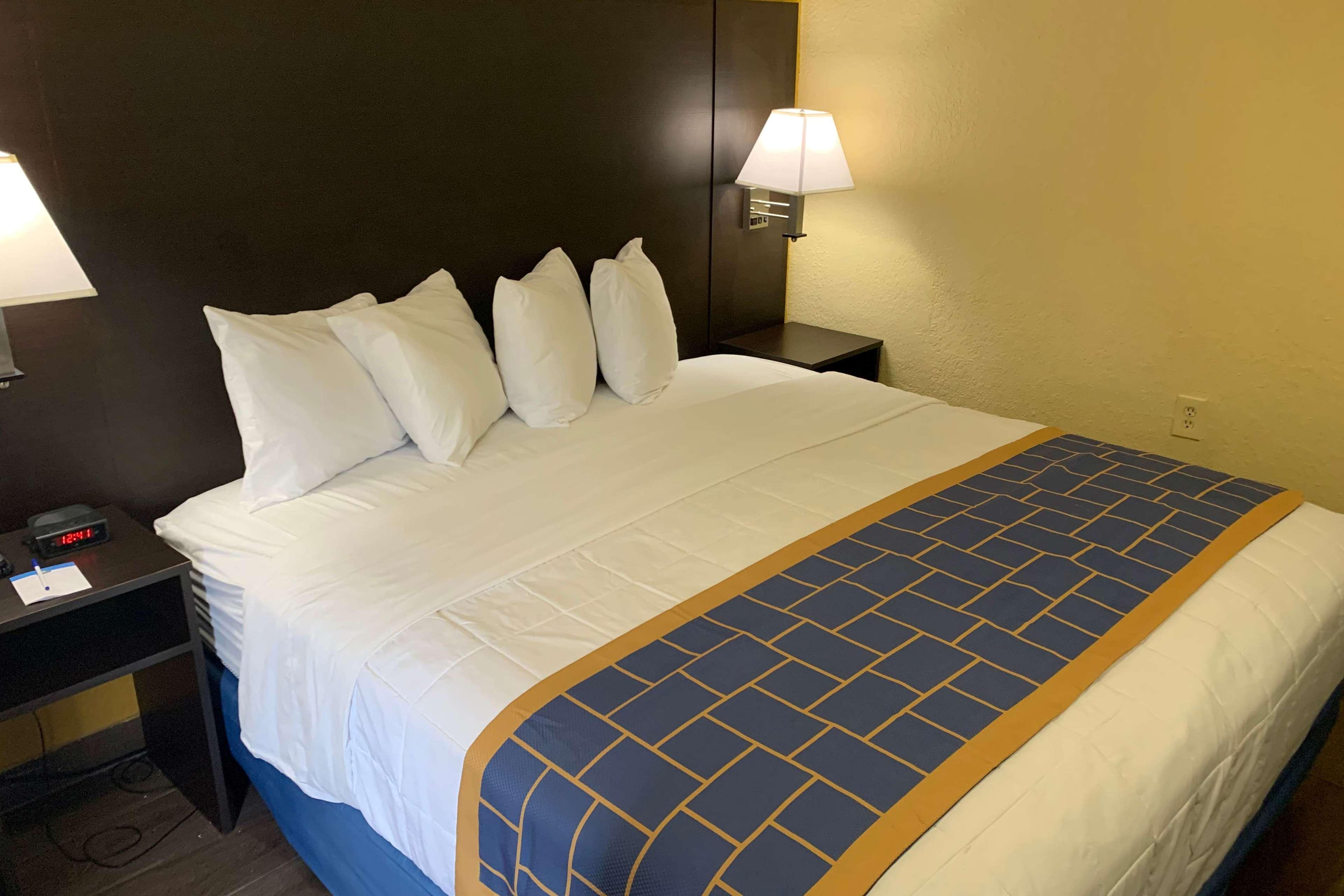 Days Inn & Suites By Wyndham Tampa/Raymond James Stadium Экстерьер фото