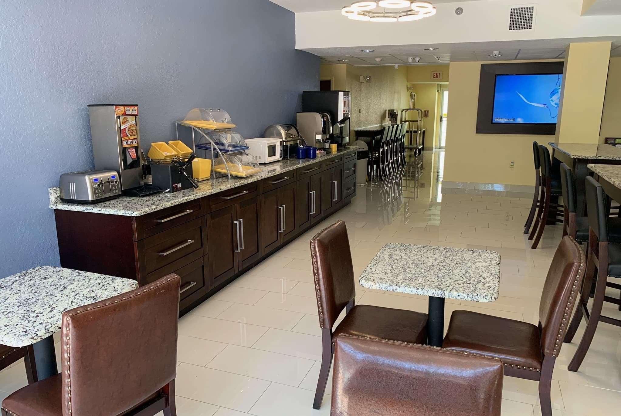 Days Inn & Suites By Wyndham Tampa/Raymond James Stadium Экстерьер фото