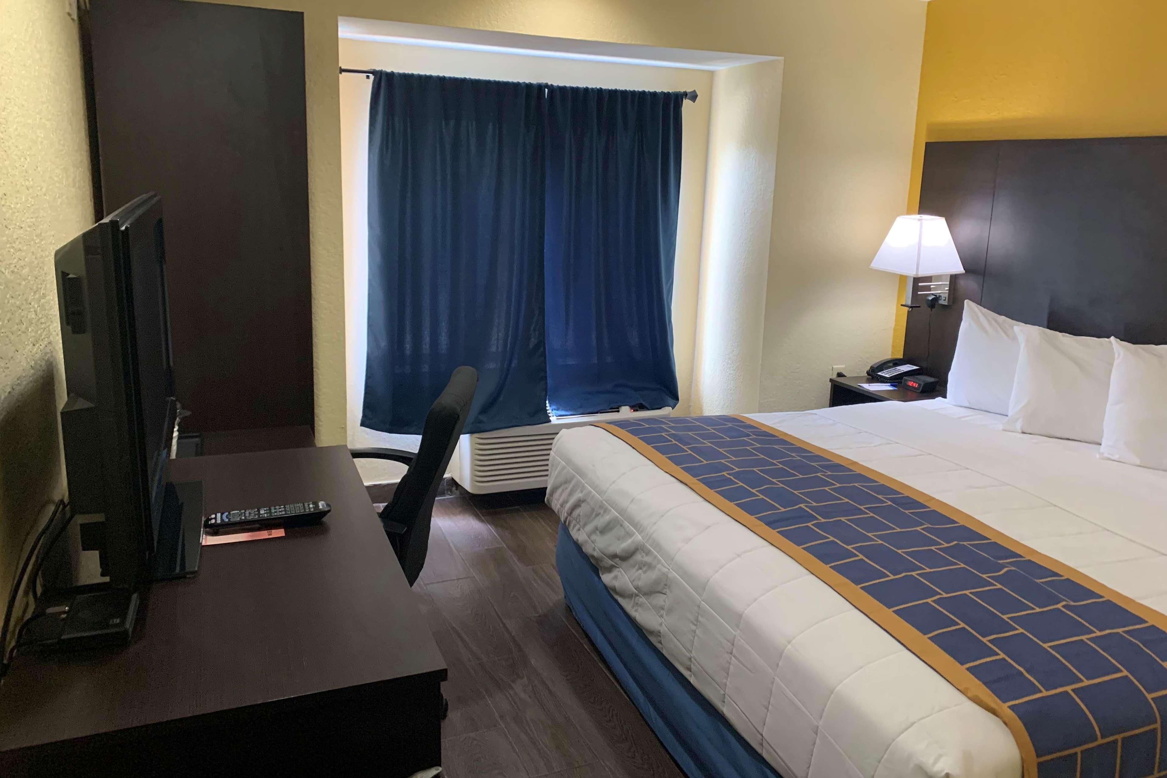 Days Inn & Suites By Wyndham Tampa/Raymond James Stadium Экстерьер фото