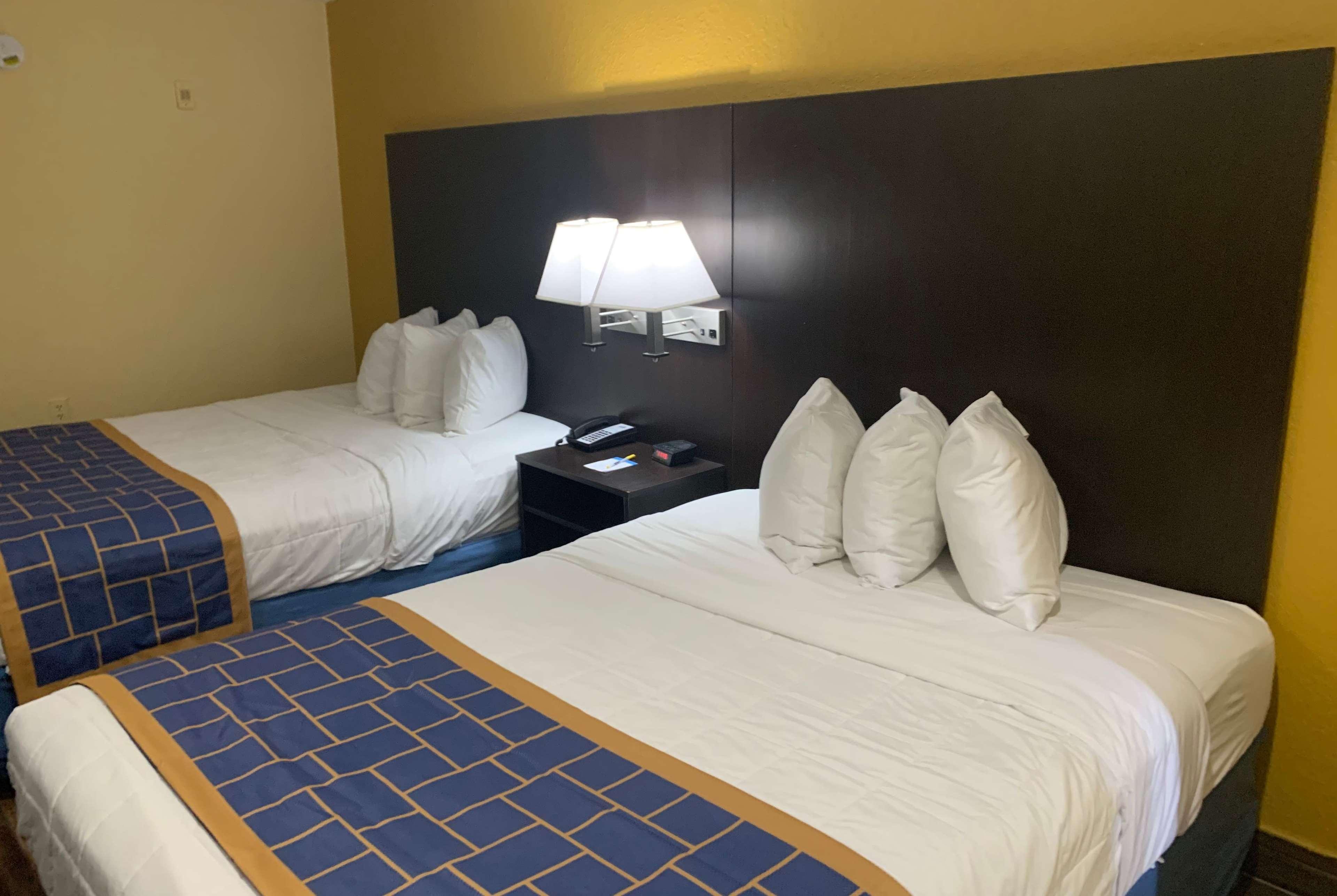 Days Inn & Suites By Wyndham Tampa/Raymond James Stadium Экстерьер фото