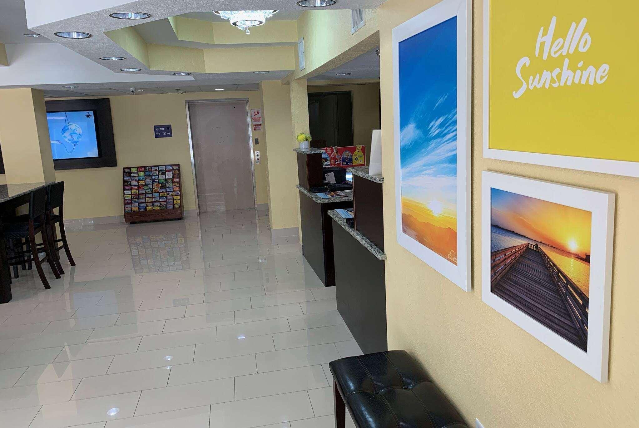 Days Inn & Suites By Wyndham Tampa/Raymond James Stadium Экстерьер фото