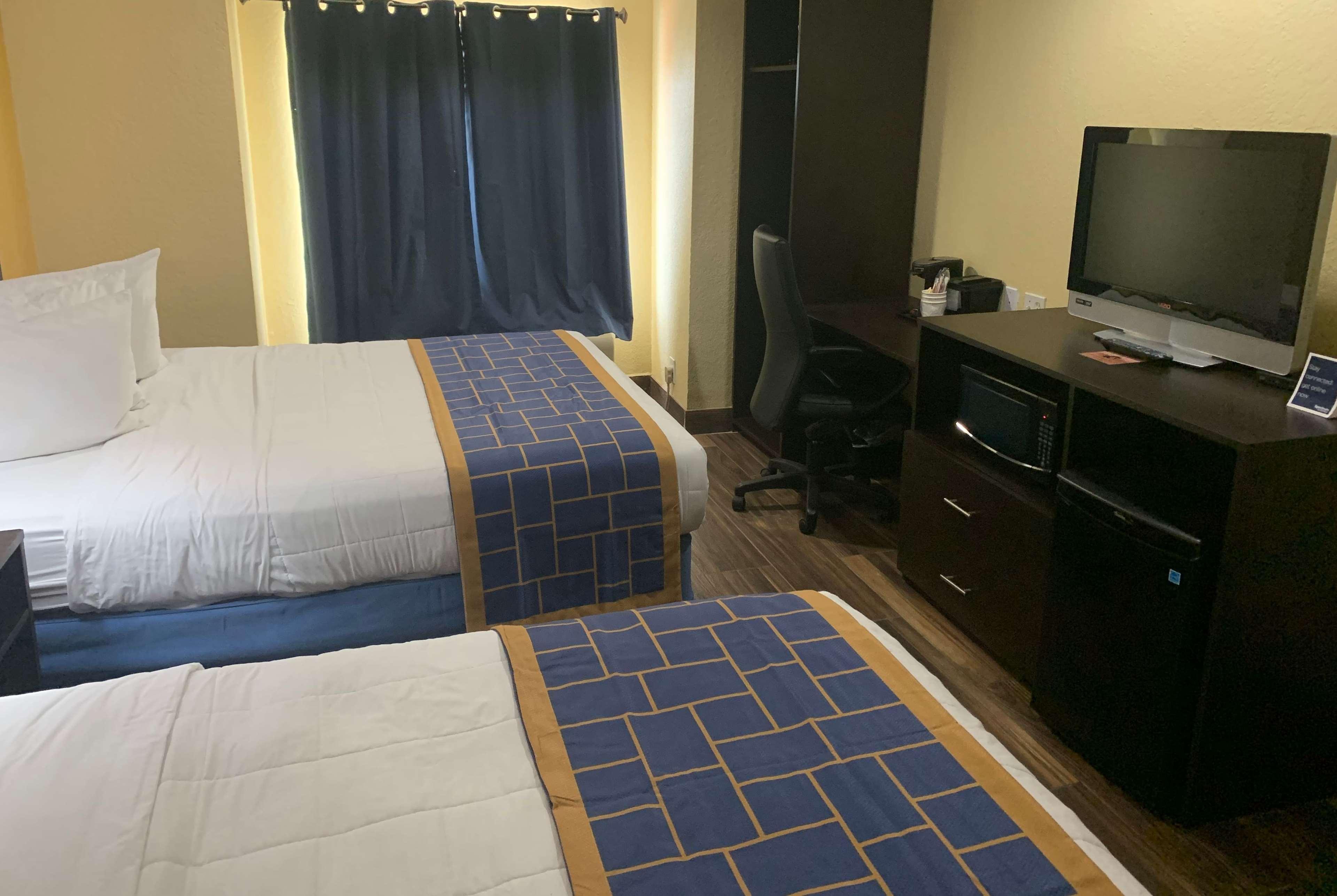 Days Inn & Suites By Wyndham Tampa/Raymond James Stadium Экстерьер фото