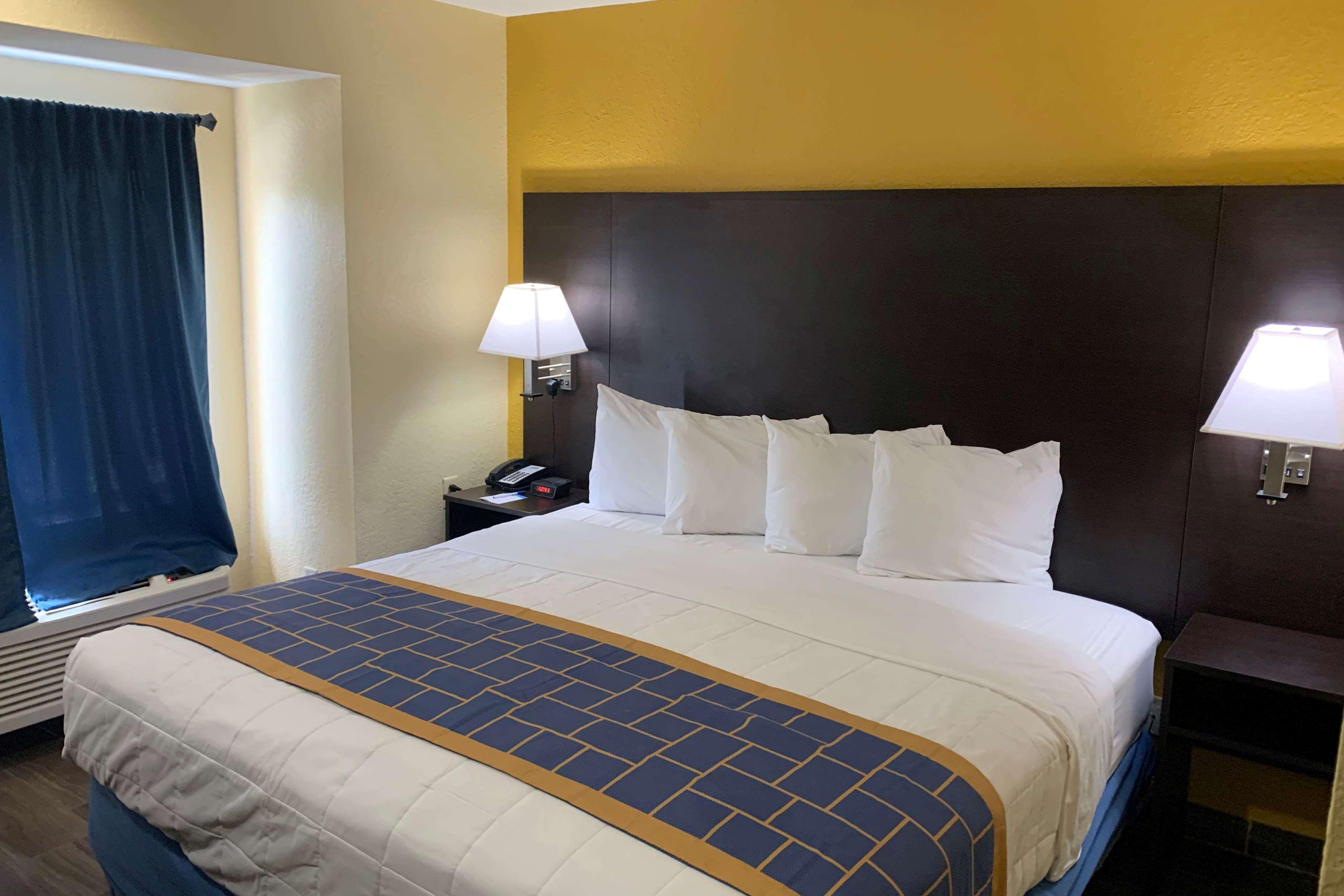 Days Inn & Suites By Wyndham Tampa/Raymond James Stadium Экстерьер фото