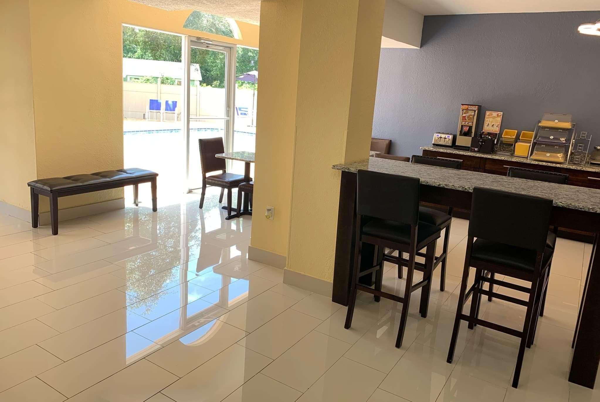 Days Inn & Suites By Wyndham Tampa/Raymond James Stadium Экстерьер фото