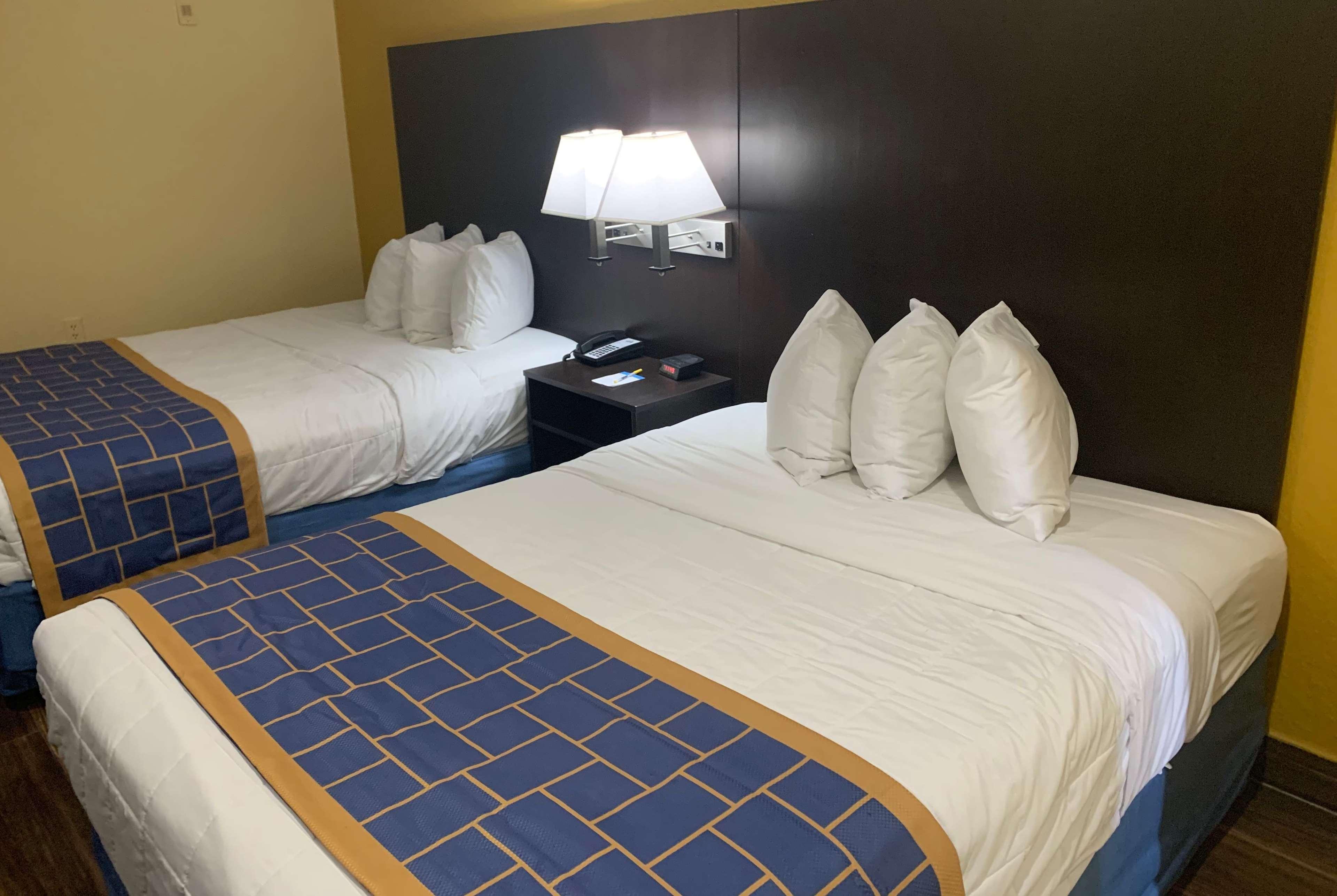 Days Inn & Suites By Wyndham Tampa/Raymond James Stadium Экстерьер фото
