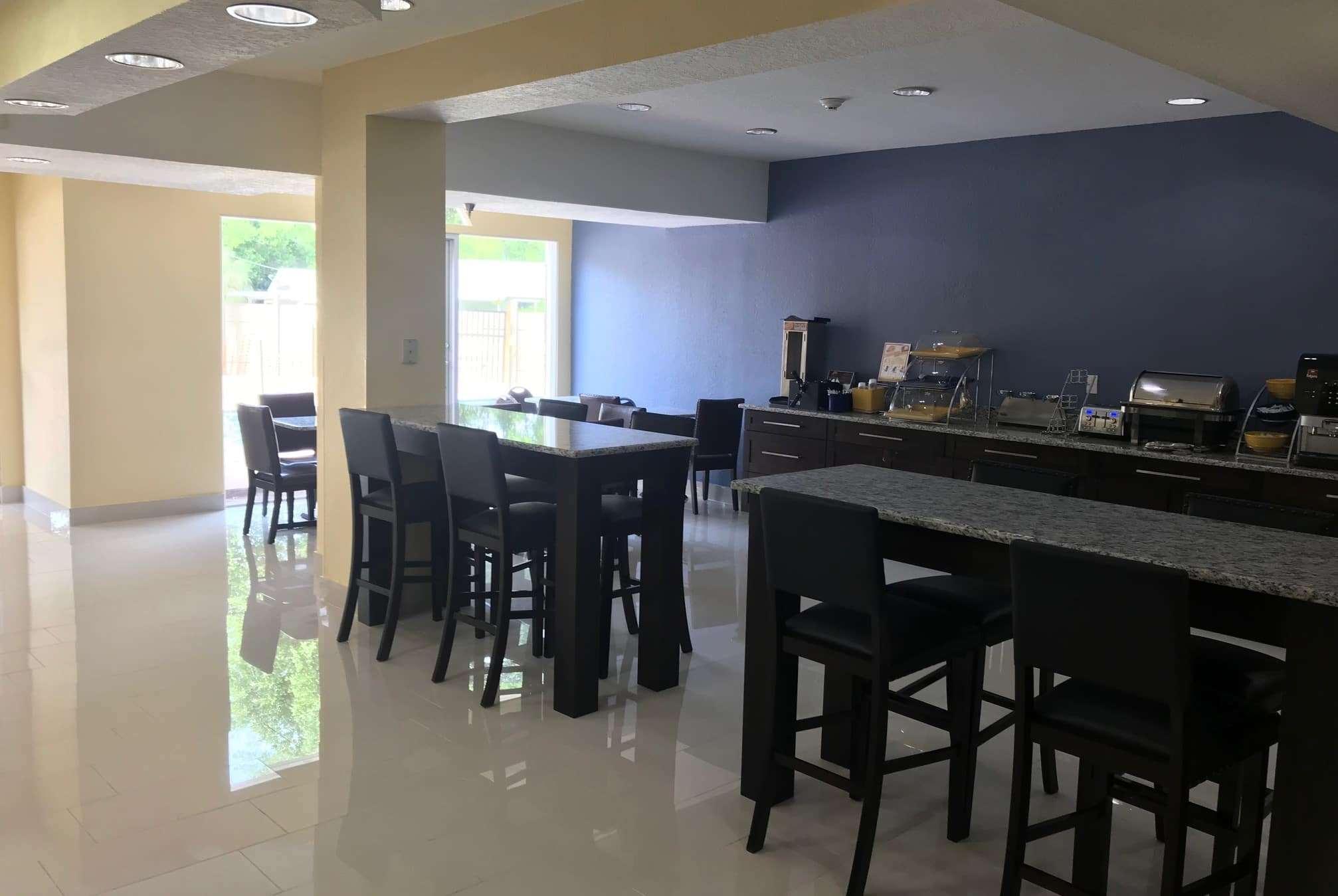 Days Inn & Suites By Wyndham Tampa/Raymond James Stadium Экстерьер фото