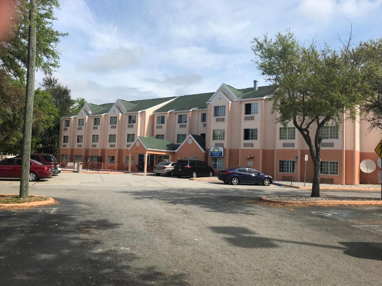 Days Inn & Suites By Wyndham Tampa/Raymond James Stadium Экстерьер фото