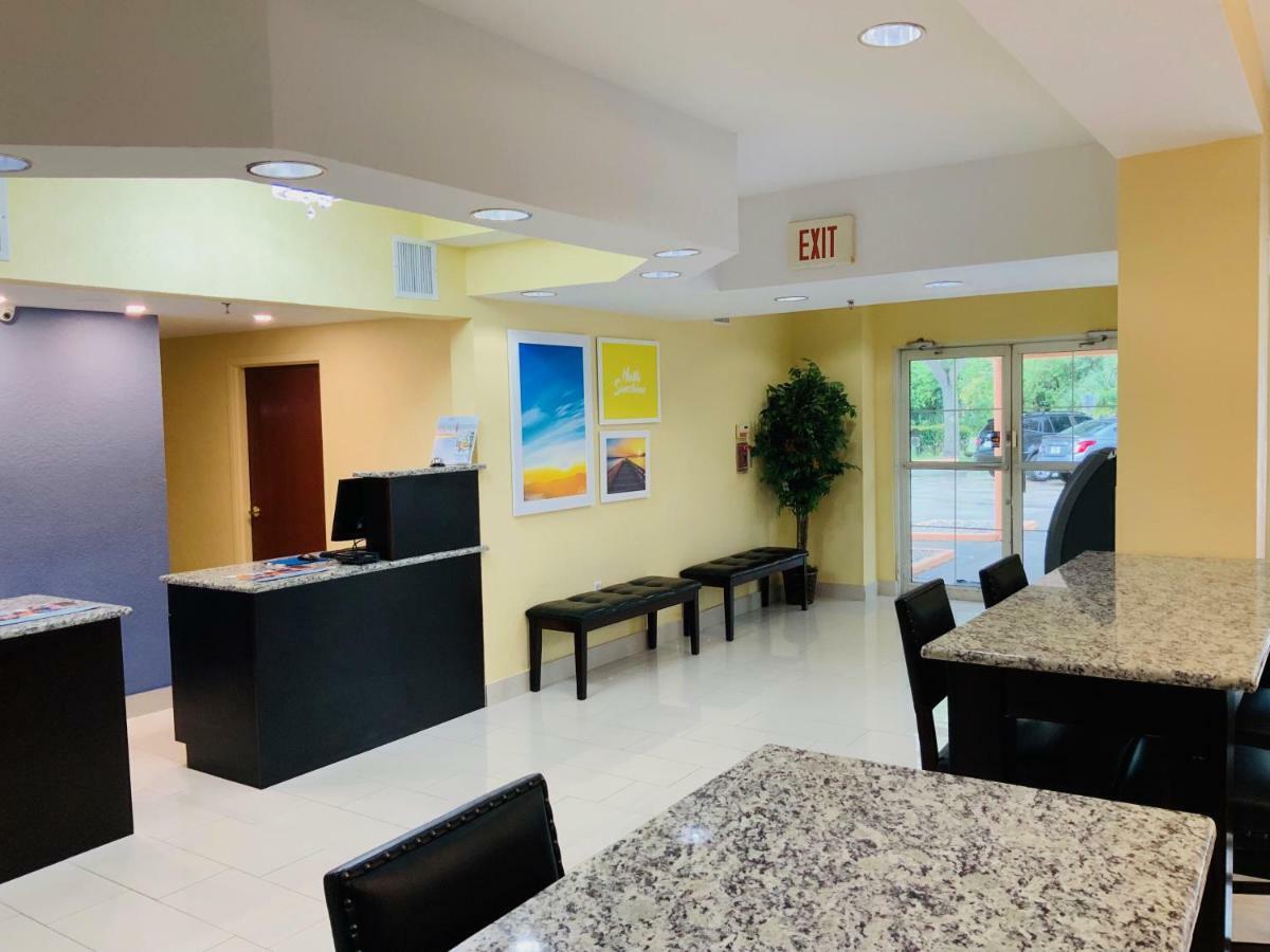 Days Inn & Suites By Wyndham Tampa/Raymond James Stadium Экстерьер фото