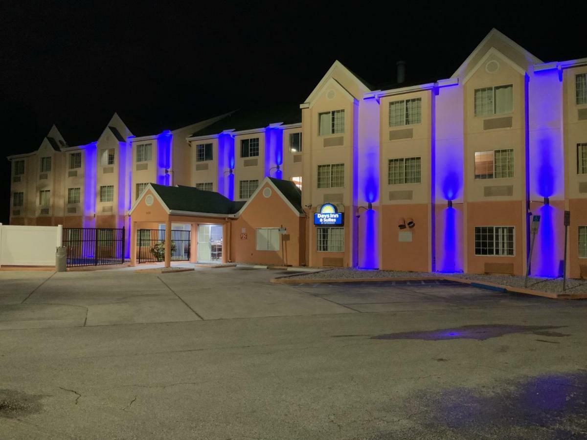 Days Inn & Suites By Wyndham Tampa/Raymond James Stadium Экстерьер фото