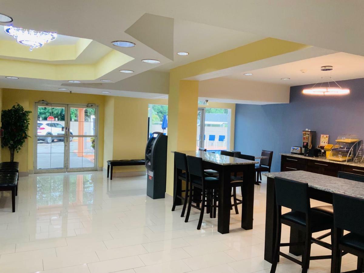 Days Inn & Suites By Wyndham Tampa/Raymond James Stadium Экстерьер фото