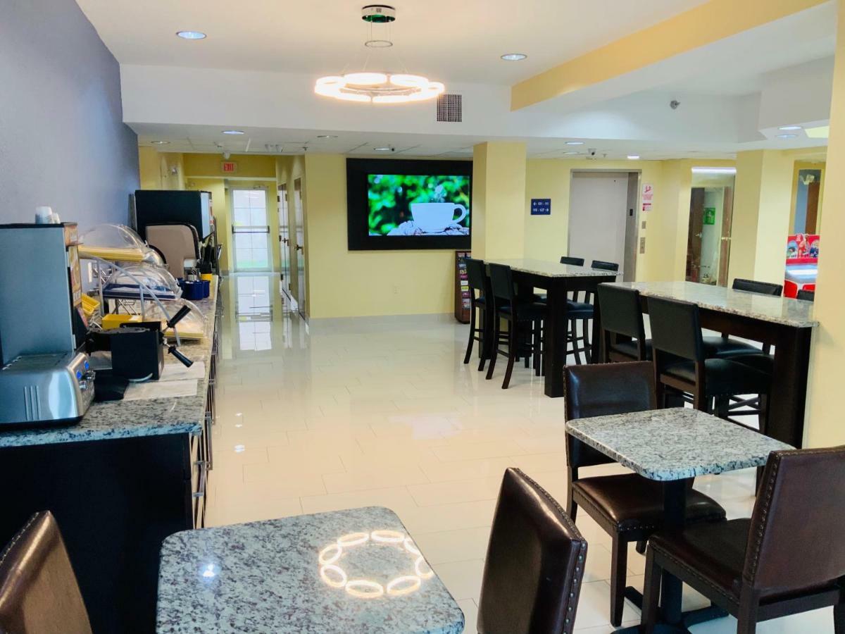 Days Inn & Suites By Wyndham Tampa/Raymond James Stadium Экстерьер фото