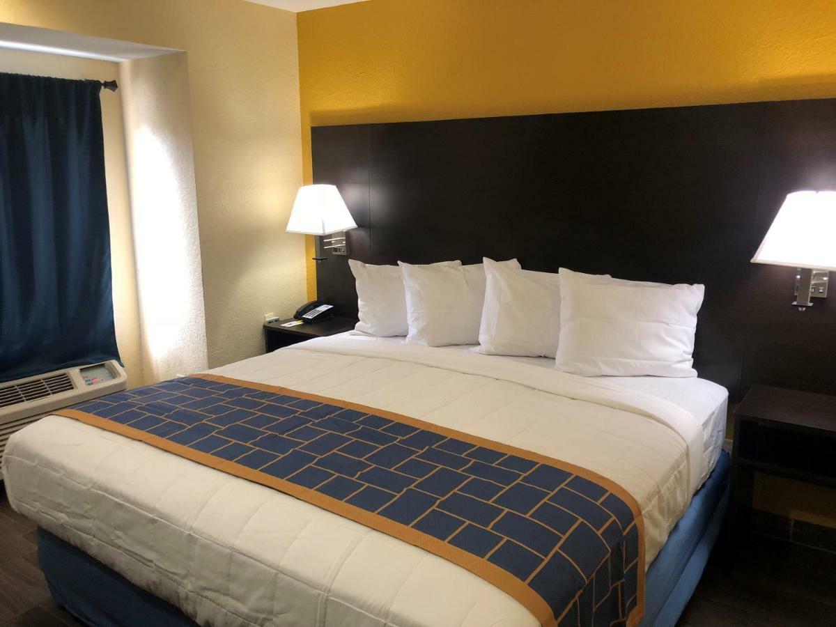 Days Inn & Suites By Wyndham Tampa/Raymond James Stadium Экстерьер фото