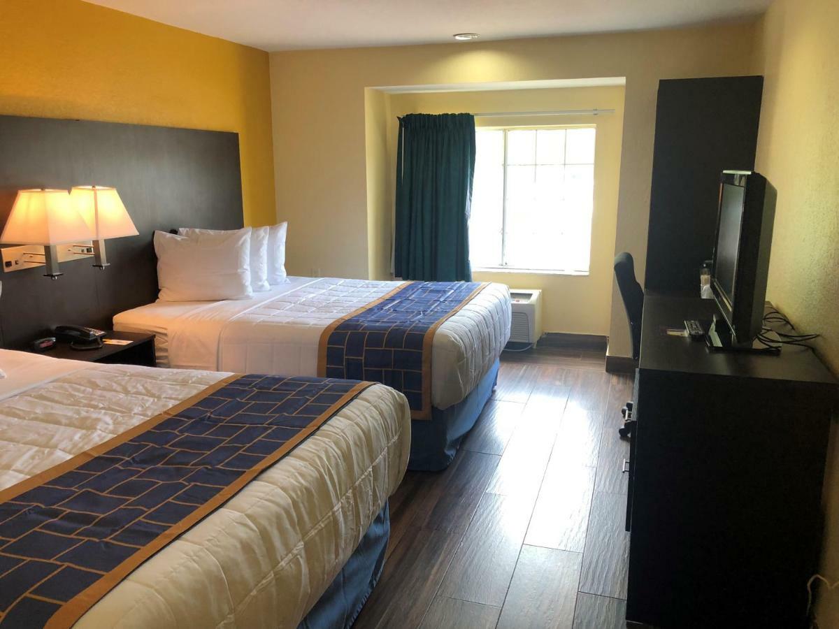 Days Inn & Suites By Wyndham Tampa/Raymond James Stadium Экстерьер фото
