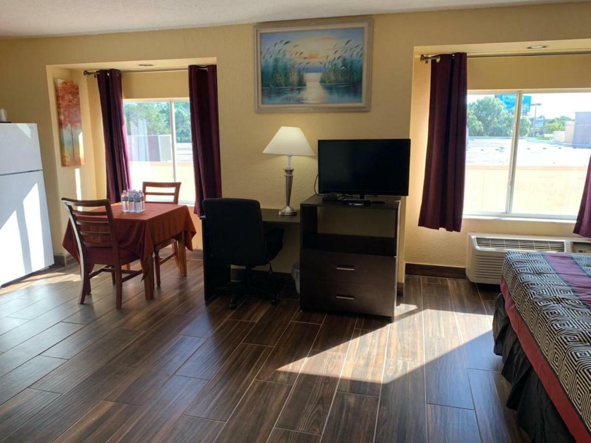 Days Inn & Suites By Wyndham Tampa/Raymond James Stadium Экстерьер фото