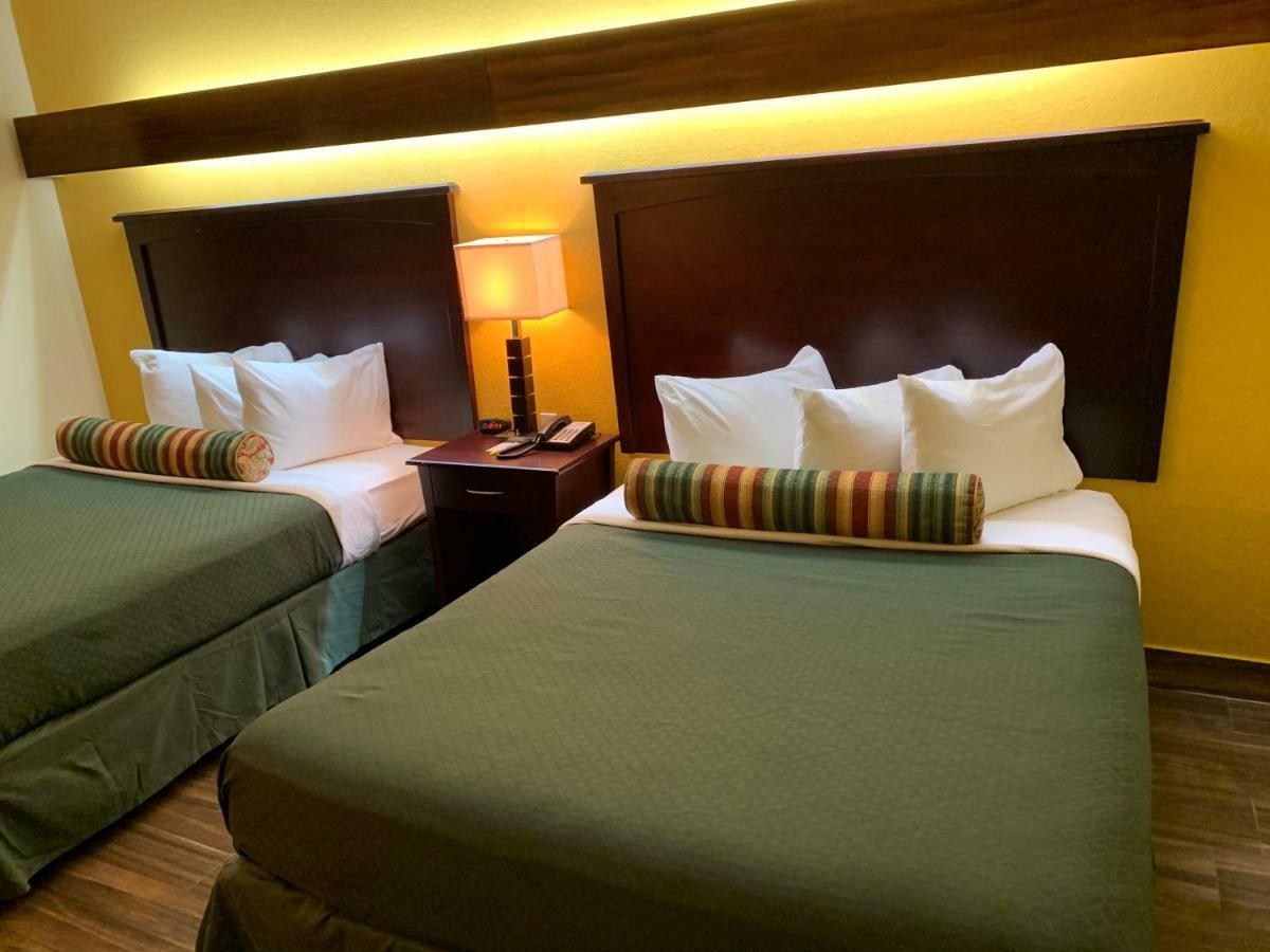 Days Inn & Suites By Wyndham Tampa/Raymond James Stadium Экстерьер фото
